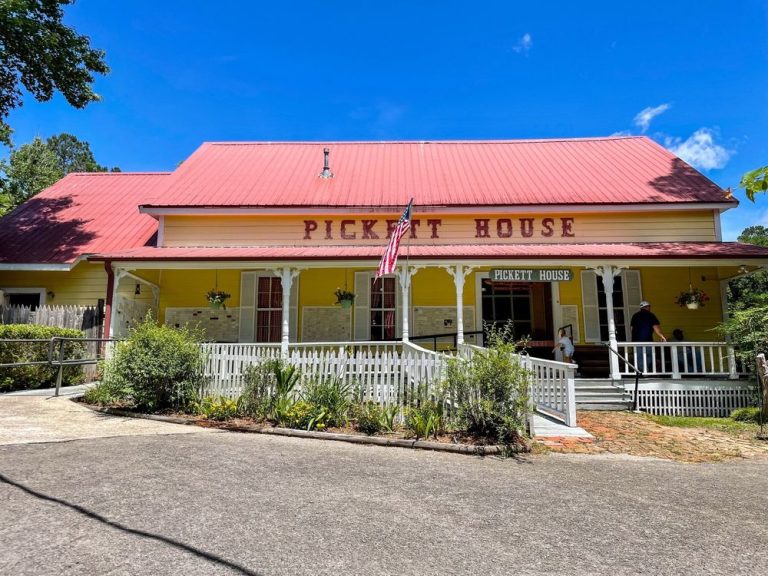 outside shot of the world famous pickett house restaurant in woodville, texas
